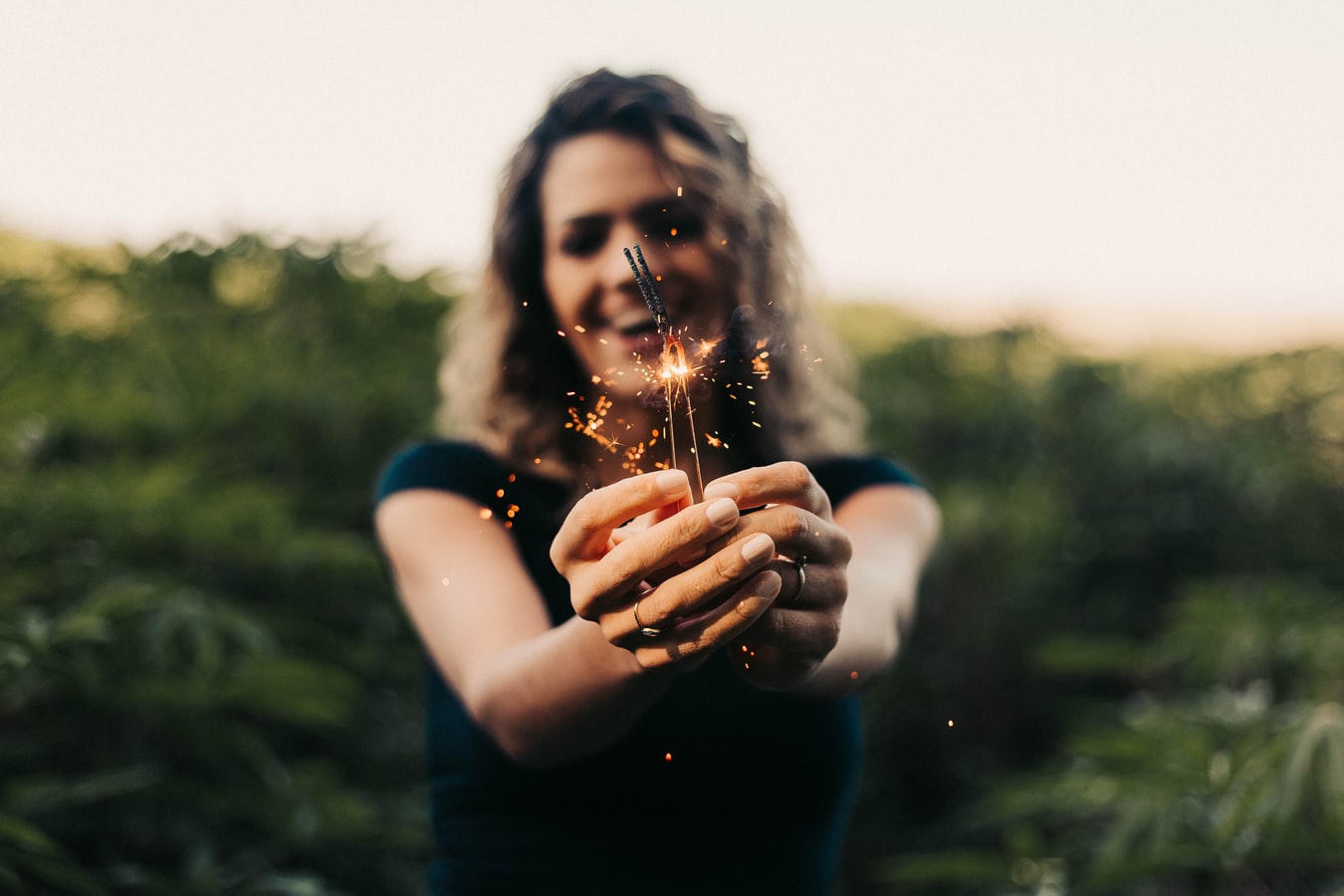 confirmado-mujeres-que-siempre-sonrien-se-ven-mas-jovenes-y-flacas-estudio-001