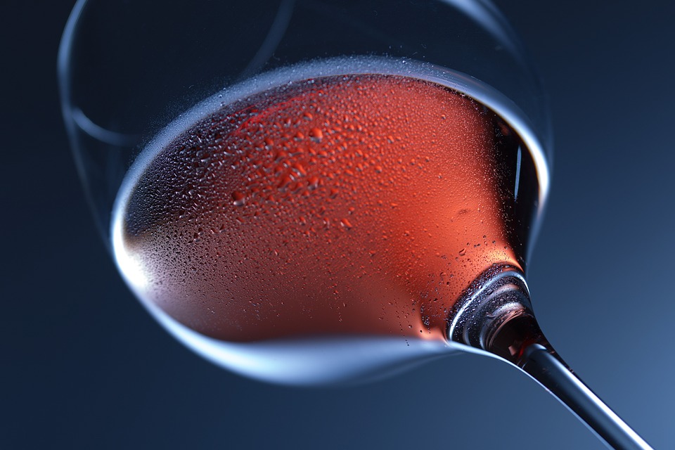 dos-copas-de-vino-antes-de-dormir-te-ayuda-a-reducir-tallas-la-ciencia-lo-confirma-001
