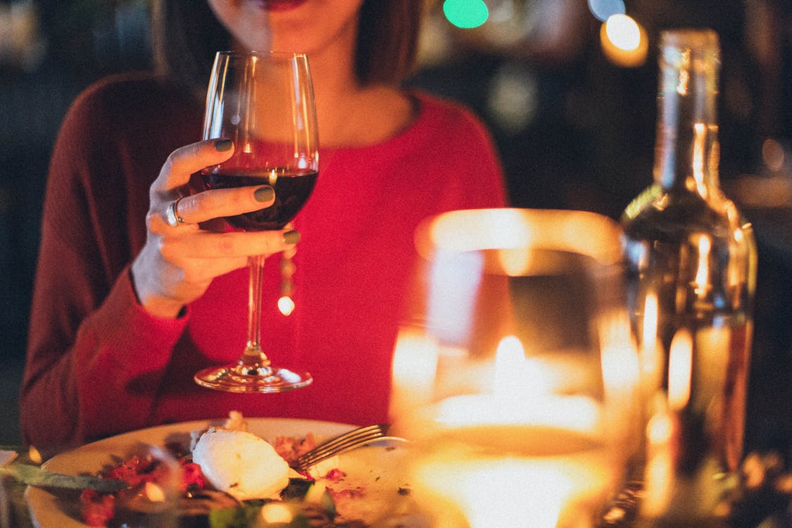 estudio-revela-que-una-de-cada-tres-mujeres-acepta-salir-en-una-cita-solo-para-comer-gratis-002