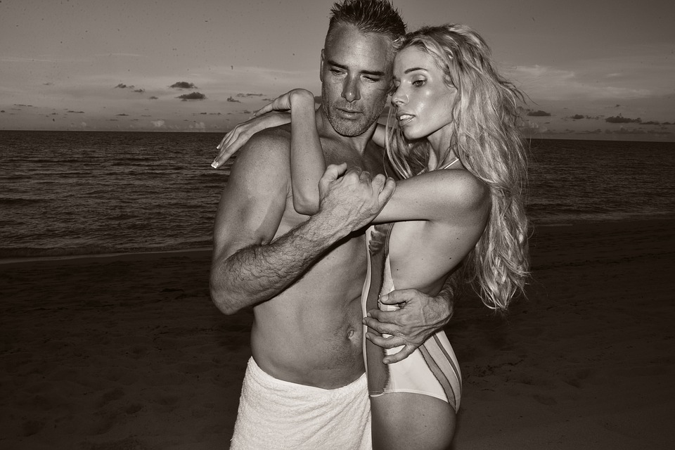 la-razon-por-la-que-los-hombres-con-pareja-son-mas-atractivos-004