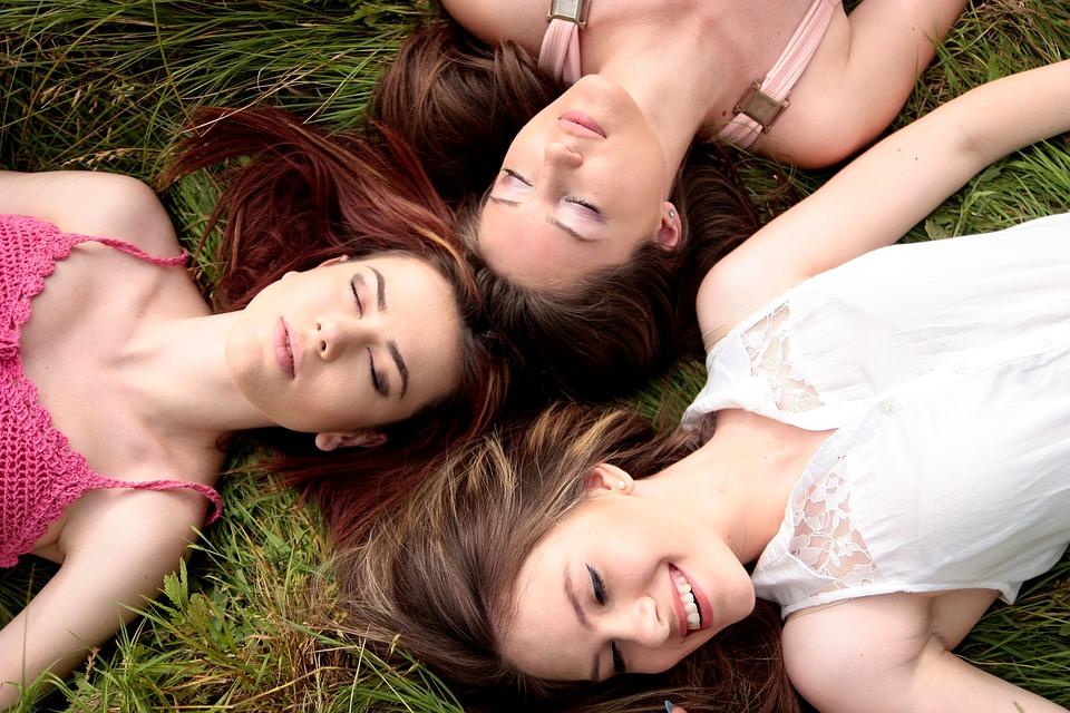 las-mujeres-aman-mas-a-sus-amigas-que-a-su-pareja-segun-estudios-005