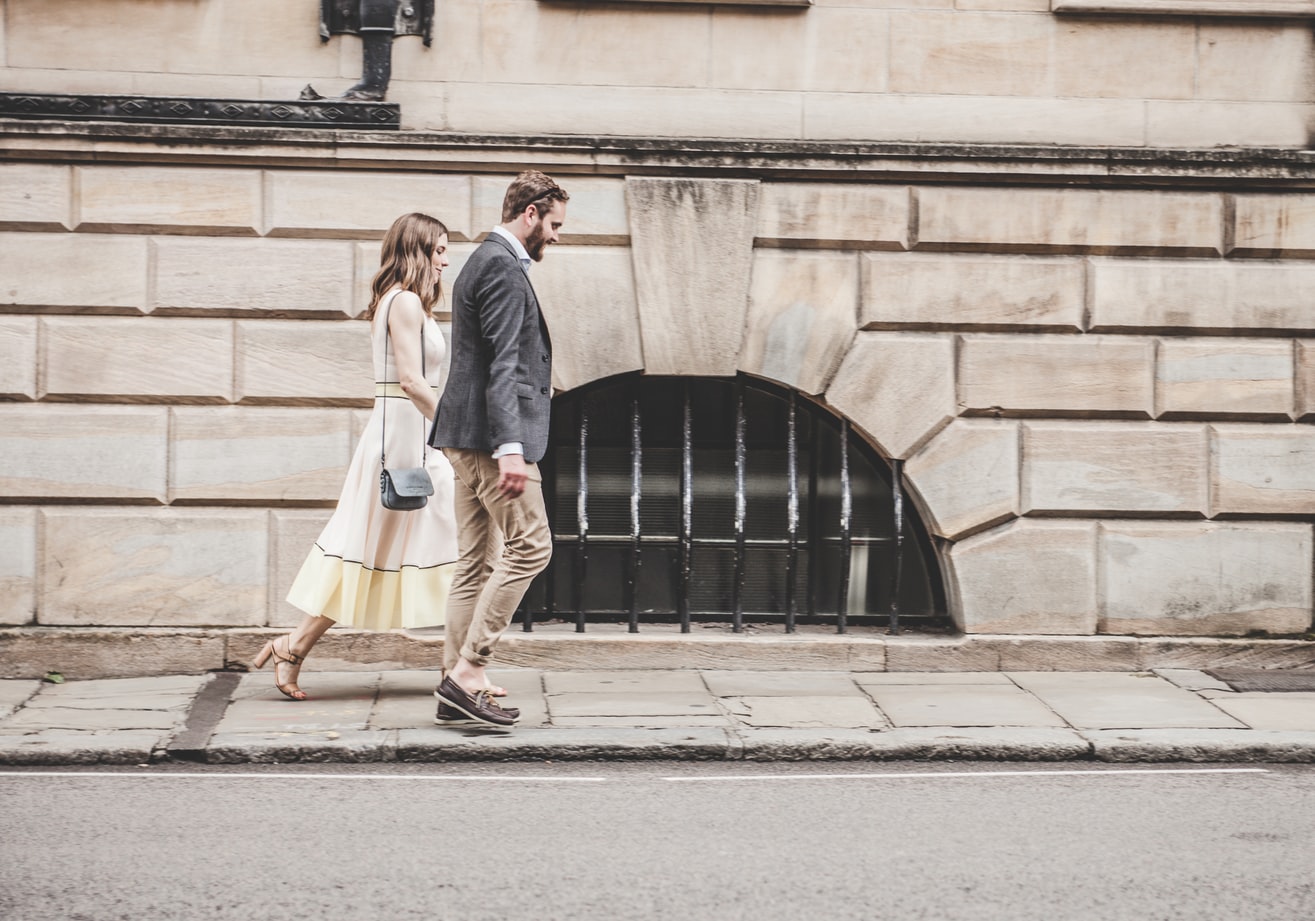 si-tu-pareja-te-deja-atras-cuando-estan-caminando-posiblemente-ya-no-te-ame-000