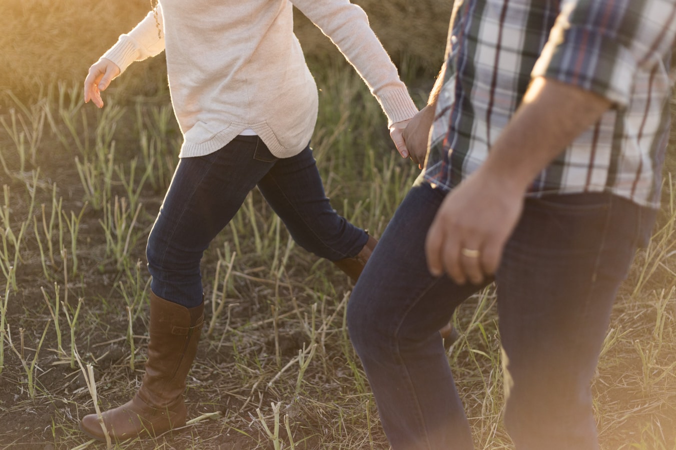 si-tu-pareja-te-deja-atras-cuando-estan-caminando-posiblemente-ya-no-te-ame-002